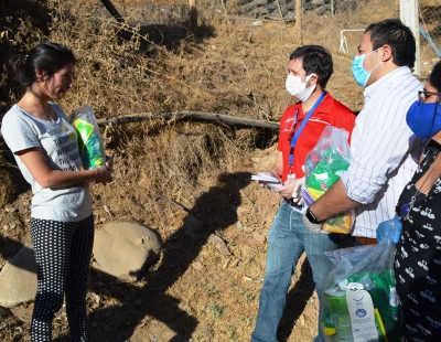 Gobernador de Cachapoal y Director de SERVIU entregaron kits de higiene a familias del campamento Los Peumos de Machalí