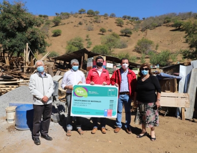 Gobierno entrega gift cards para la compra de materiales a familias de Malloa afectadas por aluviones