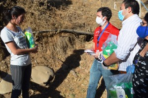 Gobernador de Cachapoal y Director de SERVIU entregaron kits de higiene a familias del campamento Los Peumos de Machalí